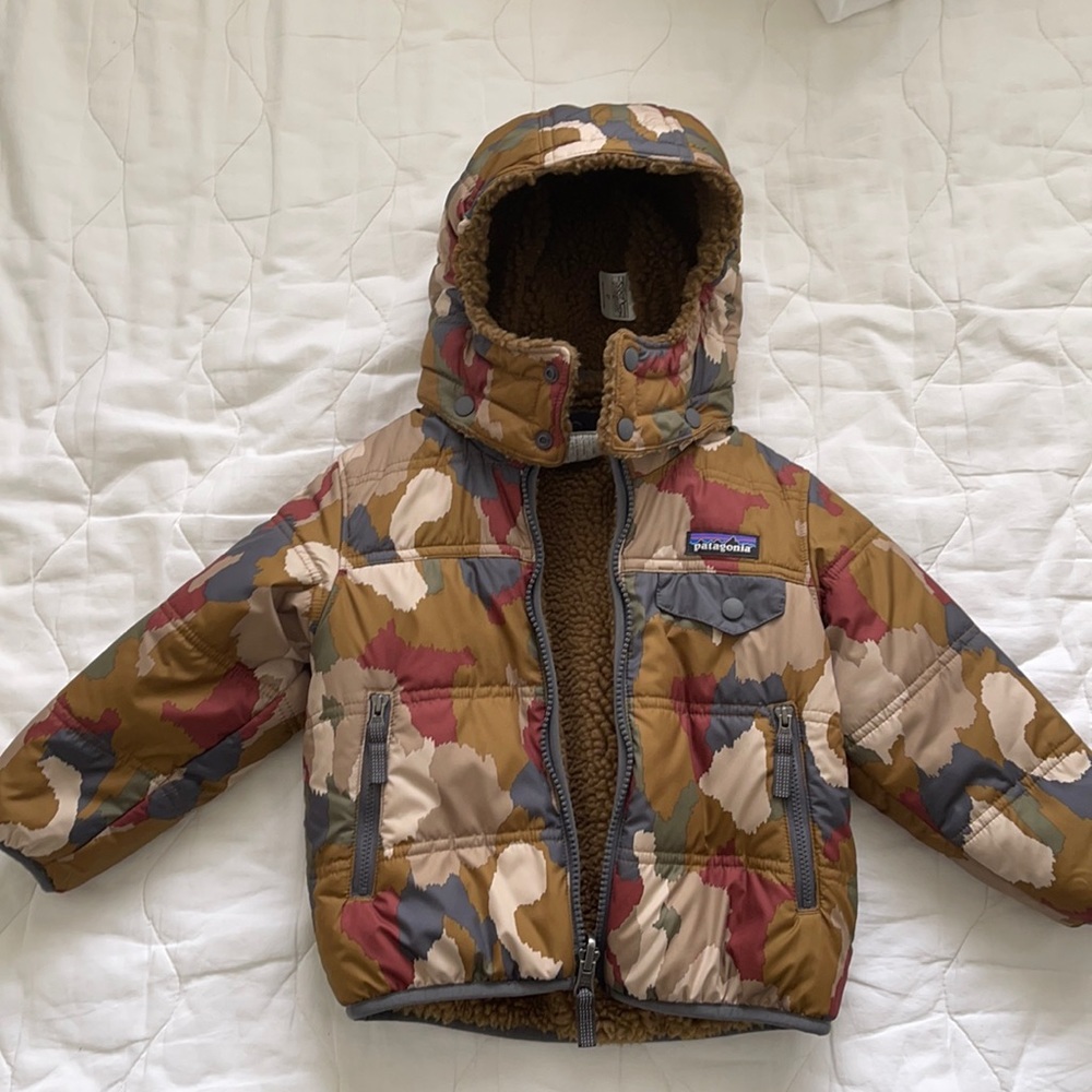 Patagonia camouflage reversible puffs jacket coat size 2T